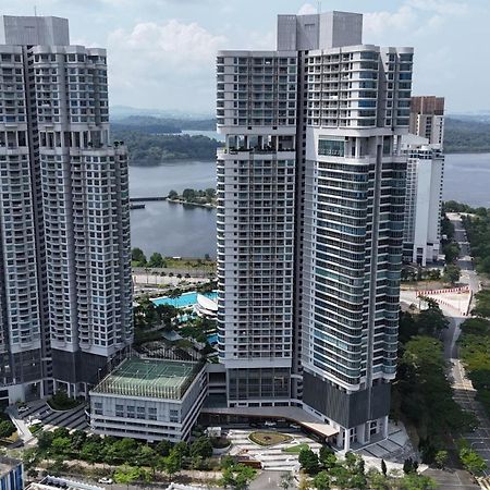 Teega Suites Puteriharbour By Wp Homestay Джохор Бахру Екстериор снимка