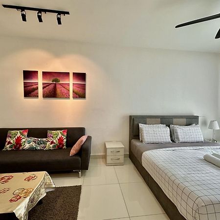 Teega Suites Puteriharbour By Wp Homestay Джохор Бахру Екстериор снимка